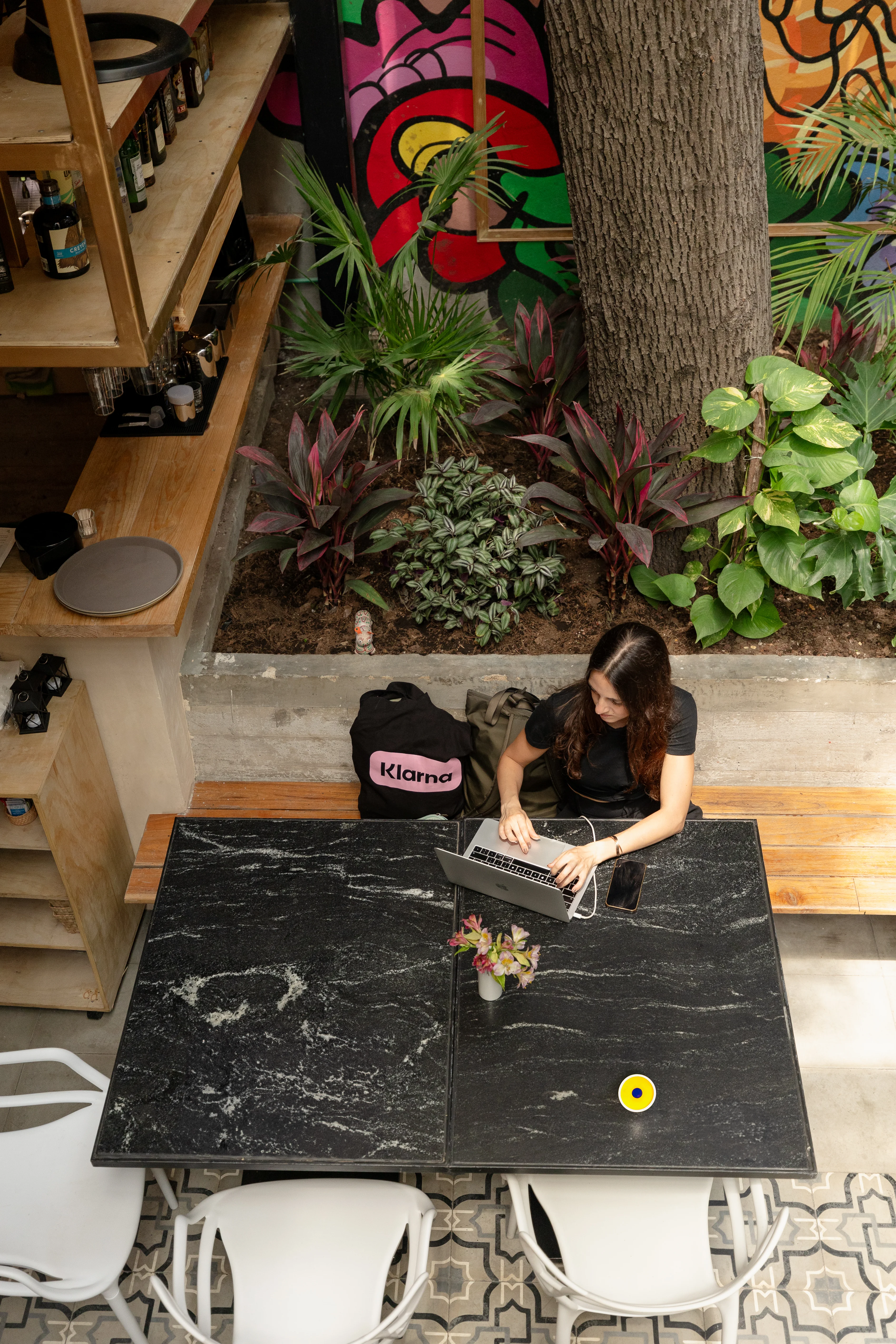 Personas trabajando y disfrutando en Tosta