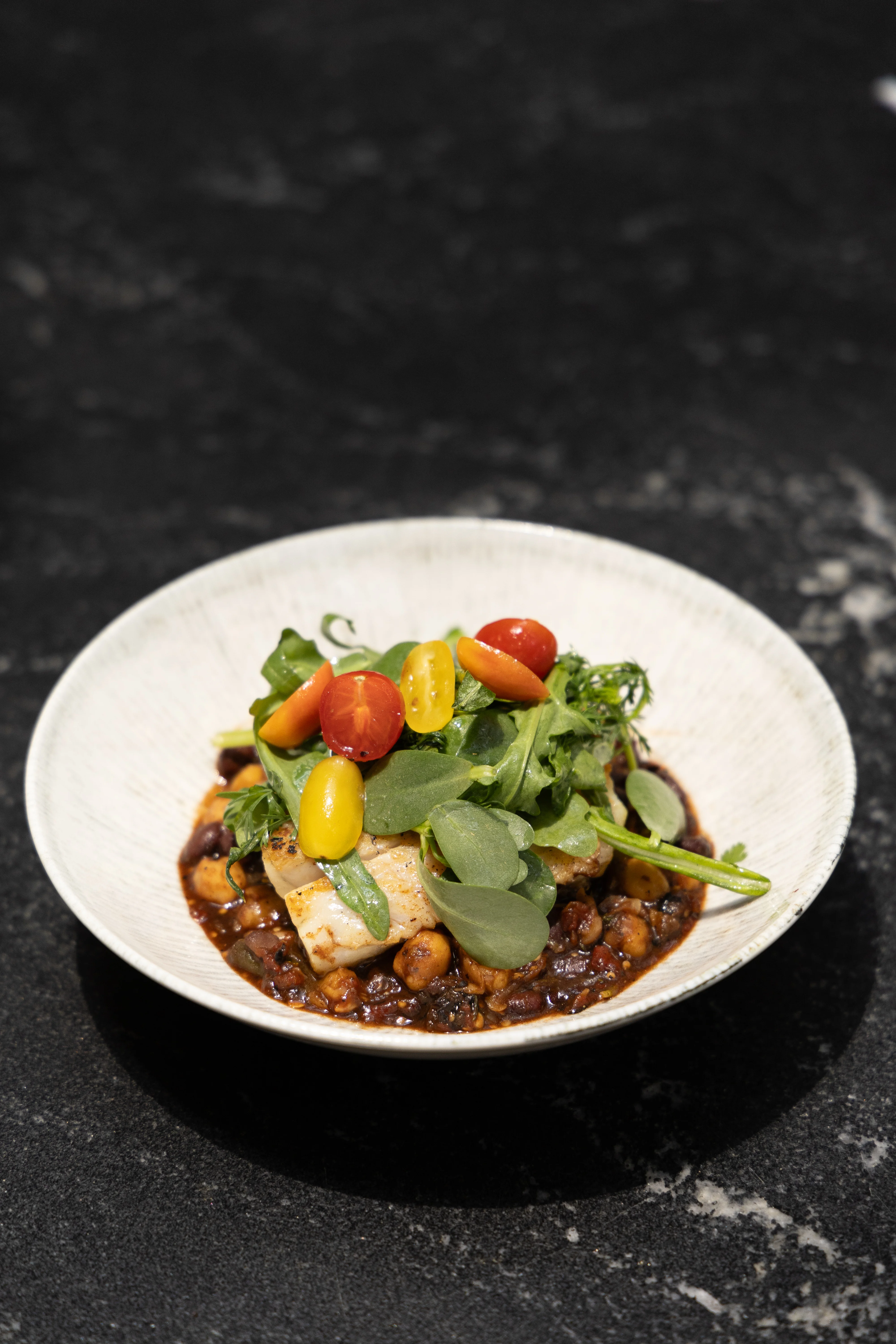 Mesa con variedad de platillos en Tosta