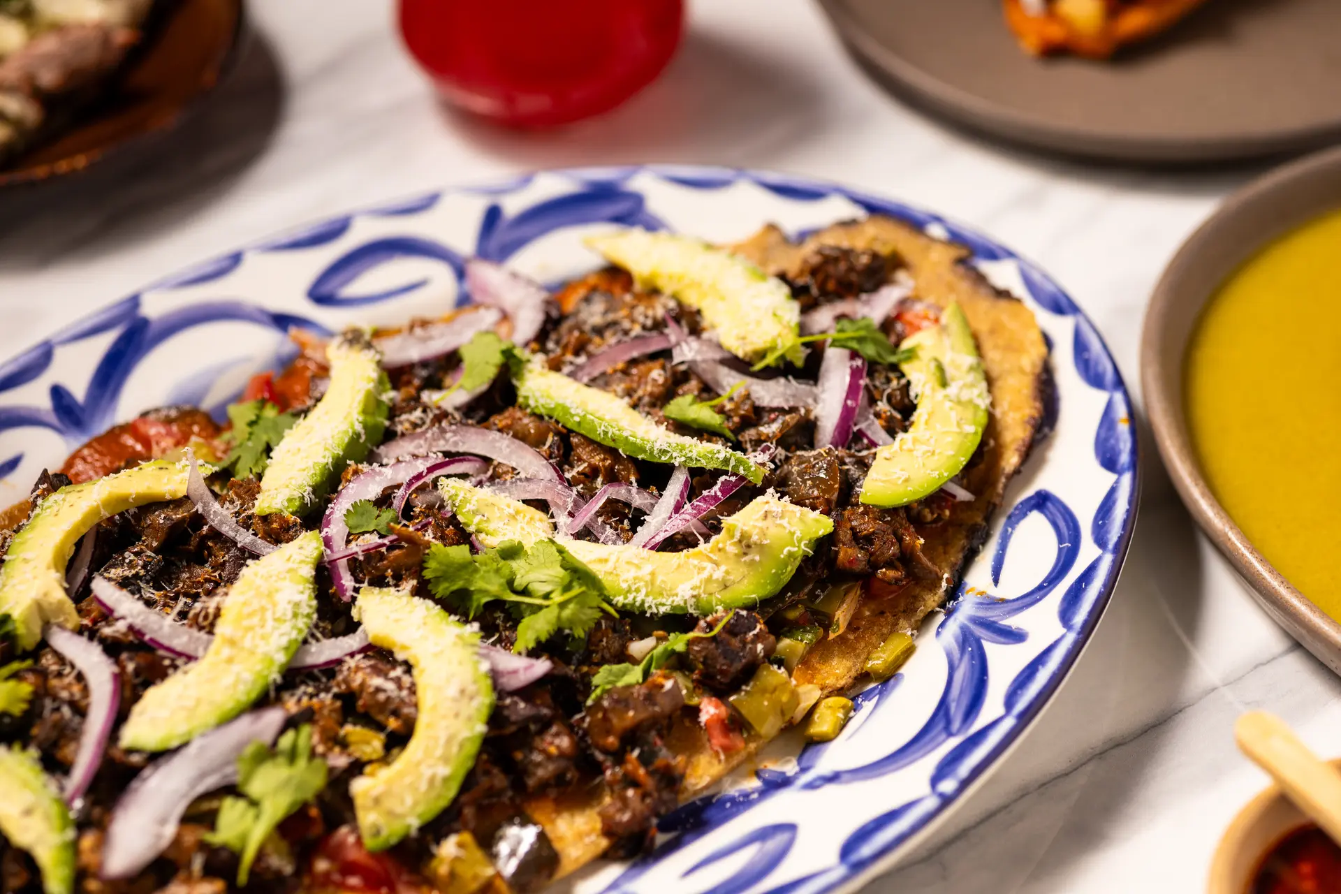 ¿Qué es la Tlayuda? La Pizza Mexicana que Nació en Oaxaca