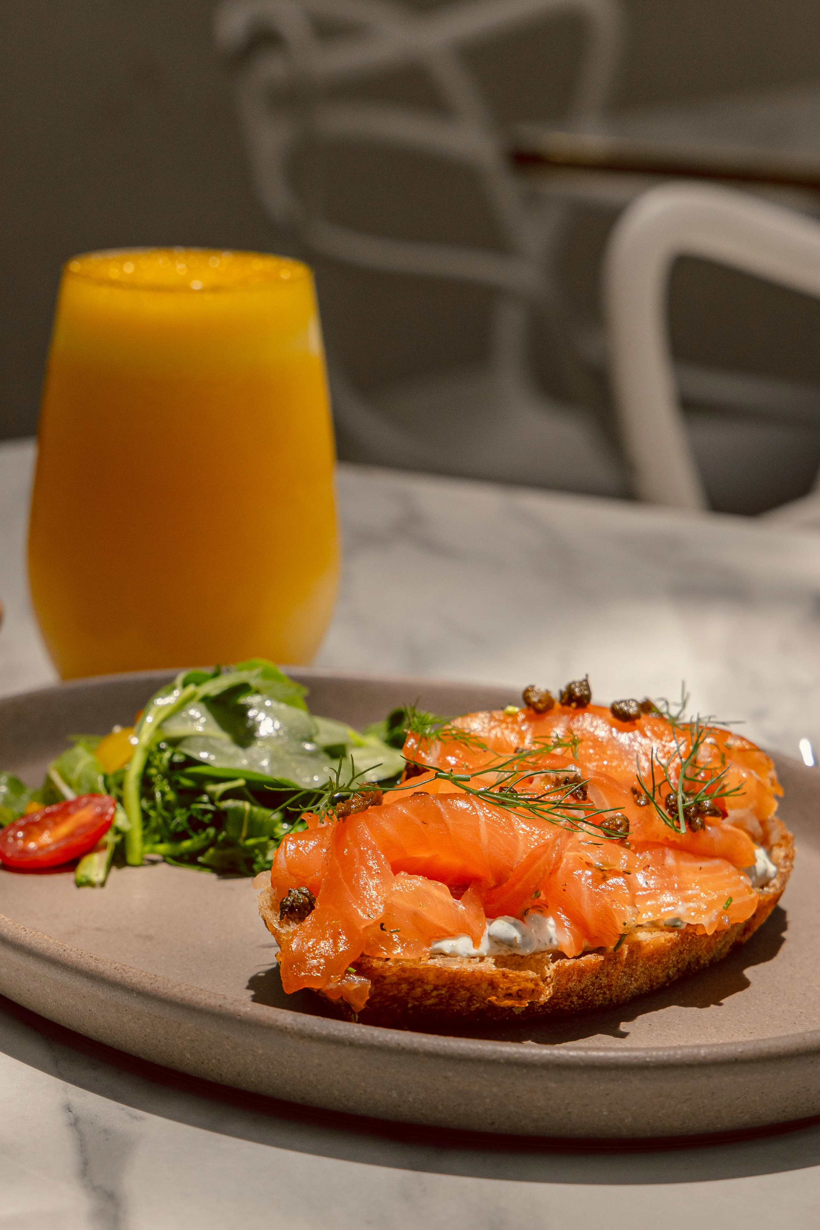 Tosta de salmón curado